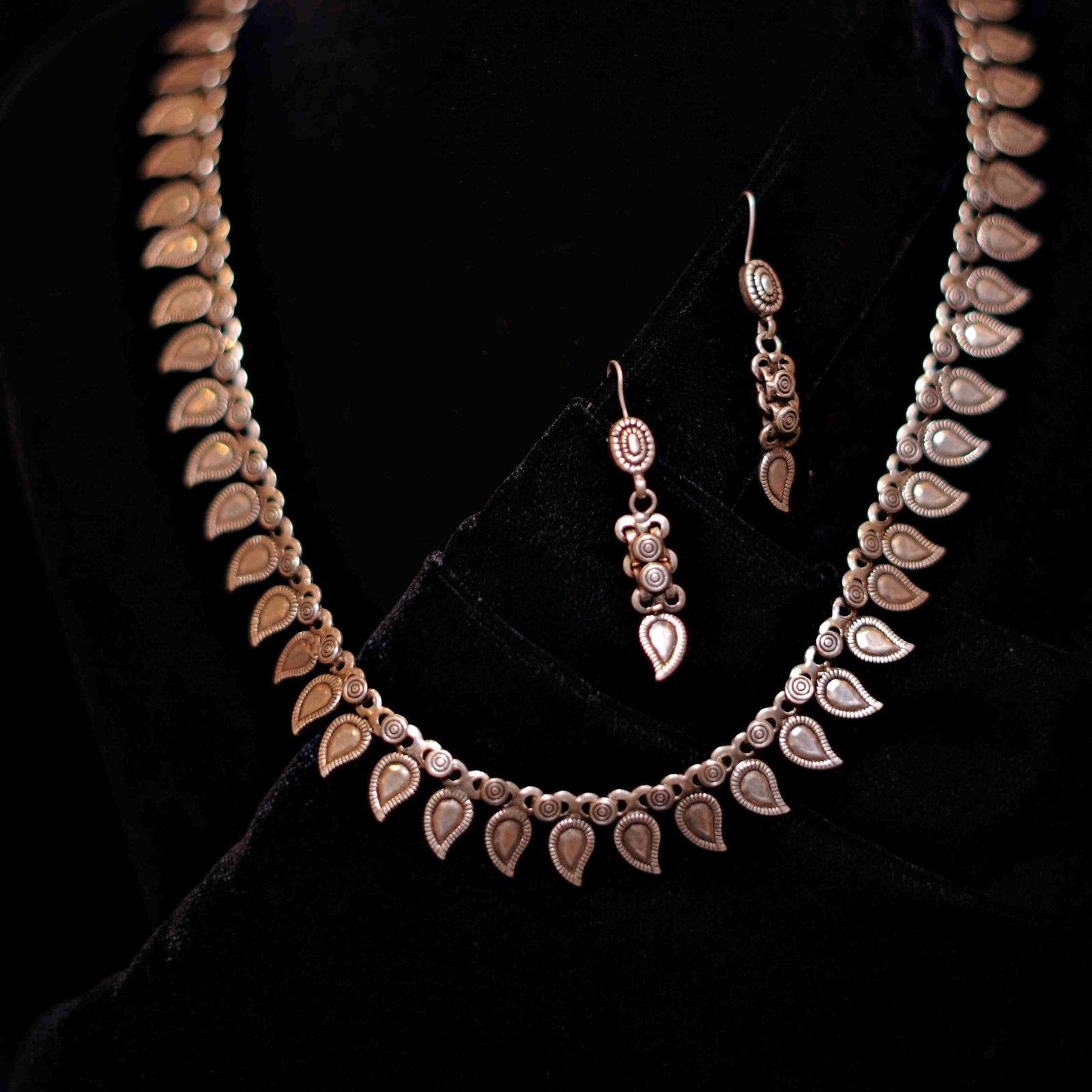 Oxidised Leaf Design Link Chain Set