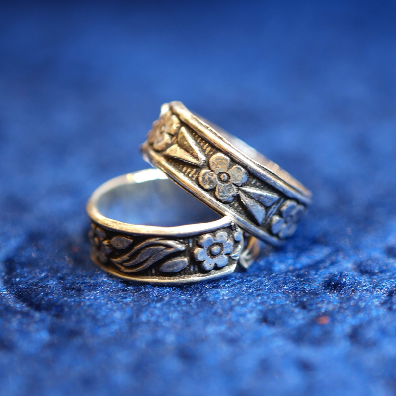 Silver Coloured Floral Modern Toe Ring - Image 2