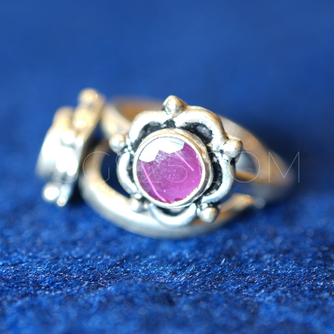 Traditional Oxidised Colored Cutstone Toe Ring - Image 2